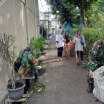 Bersama Warga Babinsa Kel. Kayu Putih Bersihkan Saluran Air