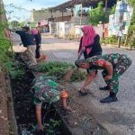 Bersama Bhabinkamtibmas, Warga Dan Aparat Kelurahan Babinsa Koramil 01/Kranji Laksanakan Karya Bakti (K3) Skala Kecil