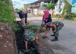 Bersama Bhabinkamtibmas, Warga Dan Aparat Kelurahan Babinsa Koramil 01/Kranji Laksanakan Karya Bakti (K3) Skala Kecil