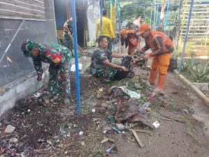 Bersihkan Lahan Kebun dan Jalan, Oleh Koramil Kramatjati