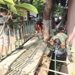 Babinsa Koramil Jatinegara Bersama Warga Normalisasi Saluran Air