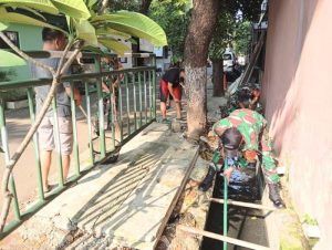 Babinsa Koramil Jatinegara Bersama Warga Normalisasi Saluran Air
