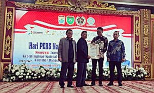 YPN DI Ganjar PWI Award Pada Puncak Acara HPN PWI Sumsel
