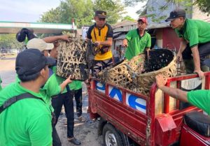 Kapolsubsektor Pasar Induk Kramatjati Bersama Warga dan Pedagang Kerja Bakti Bersih-bersih Lingkungan Pasar
