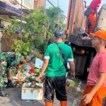 Peduli Kebersihan Lingkungan, Babinsa Matraman Bersihkan Sampah Warga RW 010 Pisbar