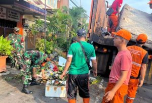 Peduli Kebersihan Lingkungan, Babinsa Matraman Bersihkan Sampah Warga RW 010 Pisbar