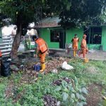 Lingkungan Bersih, Babinsa Bersama PPSU Bersihkan Sampah