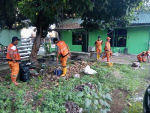 Lingkungan Bersih, Babinsa Bersama PPSU Bersihkan Sampah
