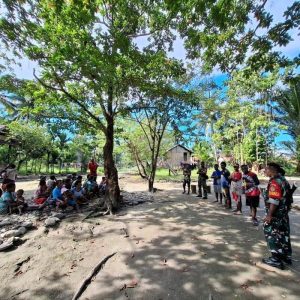 Babinsa Koramil 1715-05/Batom Kodim 1715/Yahukimo Bersama Masyarakat Berdiskusi Terkait Pembangunan Jembatan Gantung