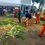 Karya Bakti Koramil Pulogadung Bersama Pengurus PD. Pasar Jaya Bersihkan Area Pasar