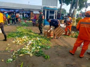 Karya Bakti Koramil Pulogadung Bersama Pengurus PD. Pasar Jaya Bersihkan Area Pasar