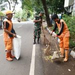 Jaga Kebersihan Lingkungan Babinsa Koramil 06/Cempaka Putih Bersama Anggota PPSU Laksanakan Pembersihan
