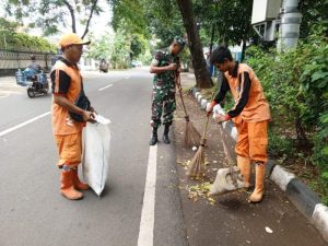 Jaga Kebersihan Lingkungan Babinsa Koramil 06/Cempaka Putih Bersama Anggota PPSU Laksanakan Pembersihan