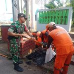 Merawat kebersihan Tempat Ibadah Mushola Oleh Koramil Pasar Rebo