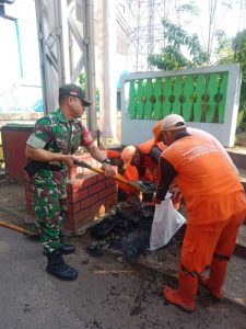Merawat kebersihan Tempat Ibadah Mushola Oleh Koramil Pasar Rebo