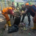 Kerja Bakti Babinsa Kramatjati Bersama PPSU dan Warga Bersihkan Lingkungan