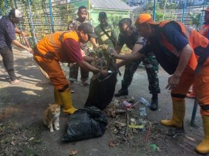 Kerja Bakti Babinsa Kramatjati Bersama PPSU dan Warga Bersihkan Lingkungan