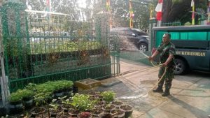 Koramil 07/Kemayoran Laksanakan Perawatan Tanaman Sayur – sayuran