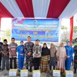 Danlanal Dumai Serahkan Ratusan Bahan Kontak Sembako Kepada Masyarakat Pesisir di Desa Insit