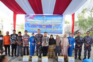 Danlanal Dumai Serahkan Ratusan Bahan Kontak Sembako Kepada Masyarakat Pesisir di Desa Insit
