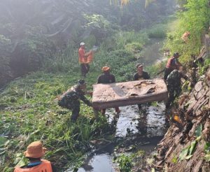 Sinergitas TNI-Polri Dan Masyarakat Untuk Kenyamanan Lingkungan Dengan Kerja Bakti Bersihkan Kali Rawalumbu