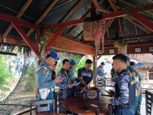 Cegah Pelanggaran Hukum dan Berantas Judi Online, Staf Intelijen dan Denpomal Lanal Simeulue Sidak Gadget Prajurit