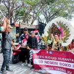 Babinsa Koramil Temayang Bojonegoro bersinergi Kawal Pawai Karnaval Tingkat SD dan MI se- Kecamatan