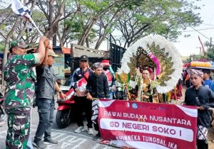 Babinsa Koramil Temayang Bojonegoro bersinergi Kawal Pawai Karnaval Tingkat SD dan MI se- Kecamatan