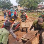 Koramil 01/Jatinegara bersama Polsek Dan Sudin Pertamanan Bersihkan Taman Bermain