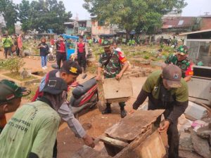 Koramil 01/Jatinegara bersama Polsek Dan Sudin Pertamanan Bersihkan Taman Bermain