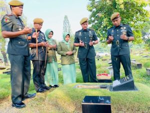 Batalyon Arhanud 6/BAY Ziarah di Taman Makam Pahlawan Bung Hatta Dalam Rangka HUT ke 58 Resimen Arhanud 1/F