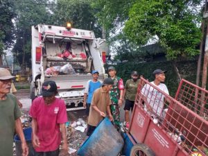 Bersih Lingkungan, Koramil 05/Kramatjati, Bersihkan Sampah