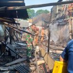Gerak Cepat, Babinsa Koramil 03/Teluk Pucung Bantu Padamkan Kebakaran Rumah Warga