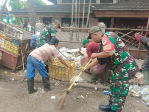 Petugas Kebersihan Bersama Babinsa Duren Sawit Ciptakan Lingkungan Bersih