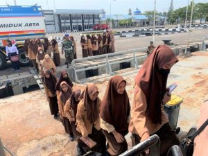 Lantamal I Terima Kunjungan Yayasan Pondok Pesantren Ayatul Mubarok di KRI Tuna-876