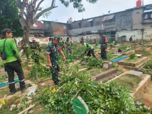Ciptakan Lingkungan Bersih, Koramil Jatinegara Giat Karya Bakti Bersihkan TPU