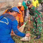 Bersihkan Lahan Kosong, Oleh Babinsa Koramil Pasar Rebo