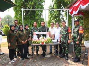 Pangdam Jaya di Dampingi Dandim 0501/JP, Potong Tumpeng Merayakan HUT RI Ke-79 di Posko Kodim 0501/JP