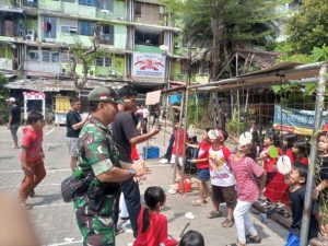 HUT Kemerdekaan RI Ke-79 Babinsa Koramil 05/TA Dampingi Anak-Anak Mengikuti Perlombaan