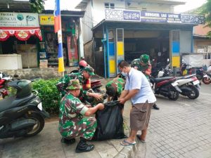 Karya Bhakti Koramil 07/Cipayung bersama Warga Bersihkan Sampah Lingkungan