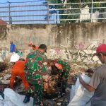 Babinsa, Warga Bersama Babinsa Duren Sawit Gotong Royong Bersihkan Sampah