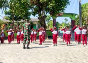 Babinsa Kodim Bojonegoro Bekali Ratusan Pelajar dengan Wasbang dan PBB