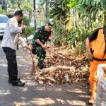 PPSU Bersama Babinsa, Bhabinkamtibmas Klender Bersihkan Sampah