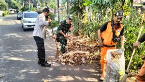 PPSU Bersama Babinsa, Bhabinkamtibmas Klender Bersihkan Sampah