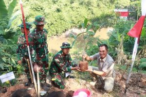 Danrem 051/Wkt Dampingi Pangkostrad dan Pangdam Jaya dalam Bakti Sosial Peduli Lingkungan di Sungai Ciliwung