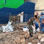 Babinsa Koramil 04/Gambir Dan Sudin Tata Air Melaksanakan Normalisasi Saluran Air