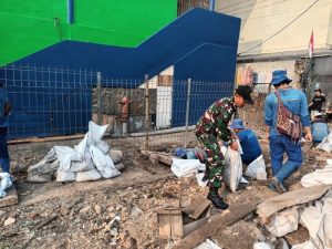 Babinsa Koramil 04/Gambir Dan Sudin Tata Air Melaksanakan Normalisasi Saluran Air