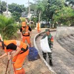 Wujudkan Lingkungan Bersih Babinsa Koramil 03/Senen Bersama PPSU Laksanakan Kerja Bakti