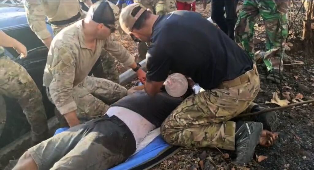 Pasukan Khusus Pasifik Amerika Serikat Bantu Korban Kecelakaan Mobil Tunggal di Jalan Raya Banyuwangi – Situbondo