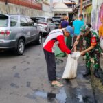 Babinsa Koramil 01/Jatinegara, Karya Bhakti Bersihkan Saluran Air